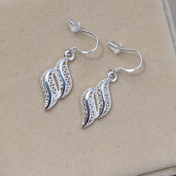 Stunning Silver Wave Earrings - Picture 1 of 2